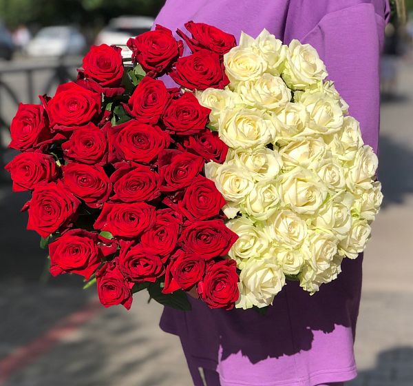 Ассорти из красных и белых роз в количестве 51 шт | Россия | Картинка №2