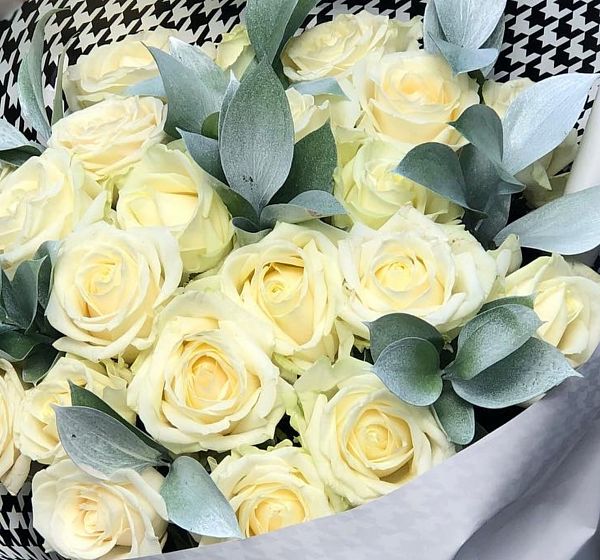 Букет цветов мерлин монро (Роза Россия 50 см Аваланш и Рускус) | Картинка №2