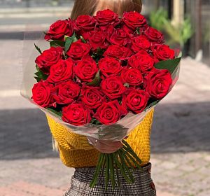 Цветы на 8 Марта — 25 красных роз