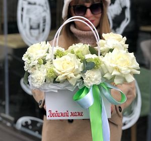 Букеты белых роз — Сумка с цветами "Сумочка для мамы"