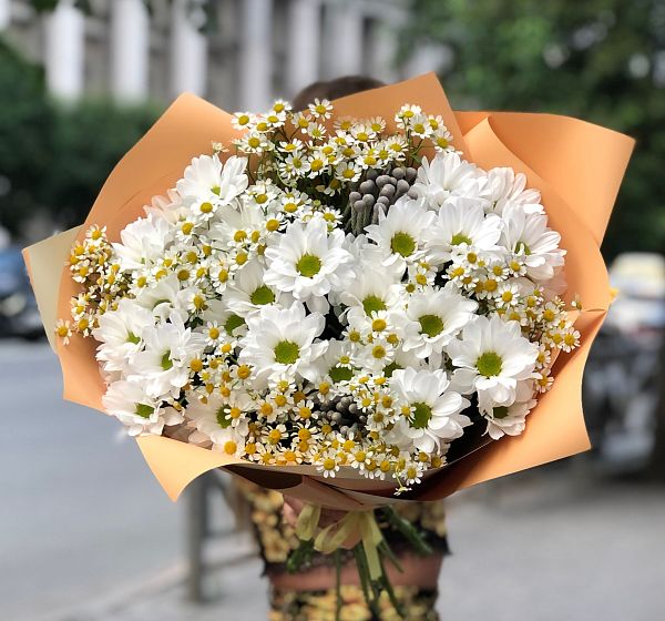 Букет цветов белоснежка (Хризантема кустовая и Матрекария) | Картинка №2