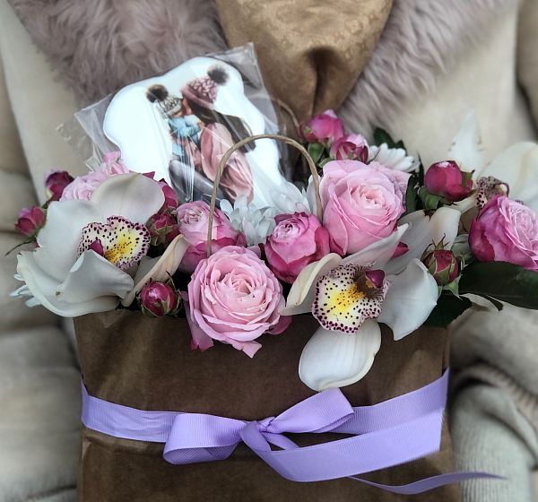 Пакет с цветами тому, кто в сердце (Орхидея Цимбидиум и Роза кустовая 50 см) | Картинка №2