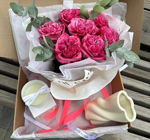 Композиции из цветов и конфет — Подарочный набор Flower Box королева