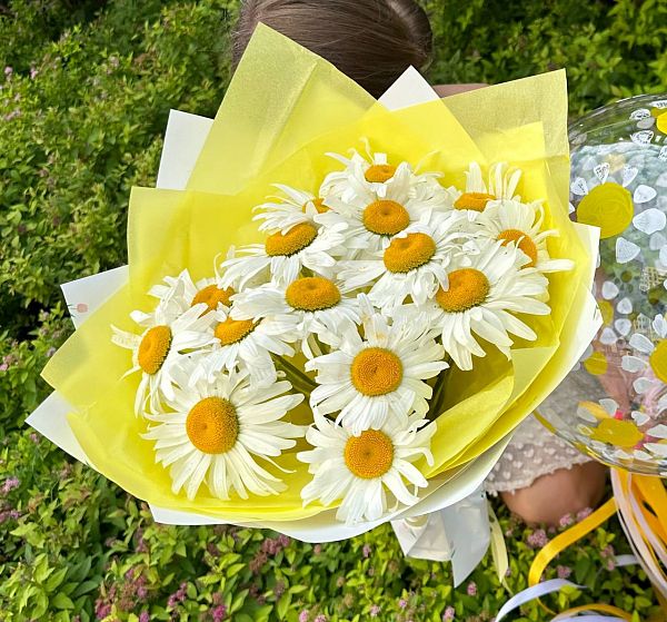 Коробка с цветами и конфетами букет теплый привет (Ромашка садовая одноголовая и Упаковка для цветов) | Картинка №2