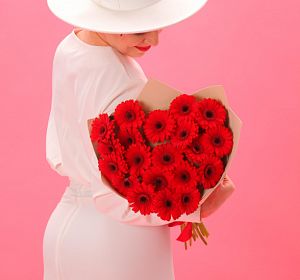 Букет из красных цветов — Сердце из Гербер