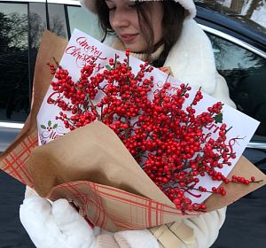 Новогодние букеты и композиции на стол из веток нобилиса — Букет Зимняя вишня