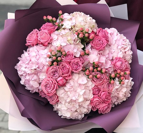 Букет цветов теплый сюрприз (Гидрангея 50-60 см и Роза кустовая  60-70 см) | Картинка №2