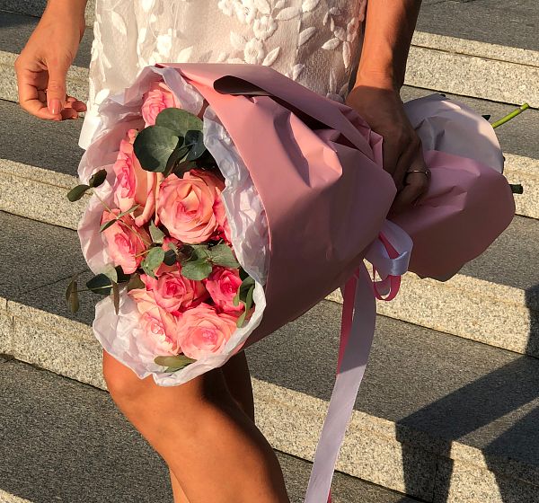 Букет цветов розовый фламинго (Роза Эквадор 50 см микс и Эвкалипт) | Картинка №3