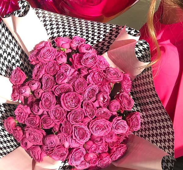 Букет цветов 45 роз мисти бабблс (Роза кустовая 50 см и Упаковка для цветов) | Картинка №2