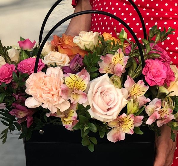 Букет цветов сумочка радости (Роза Эквадор 40см микс и Роза кустовая 50 см) | Картинка №2