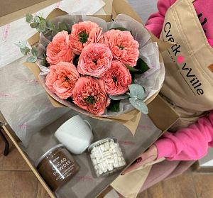 Композиции из цветов и конфет — Подарочный набор Flower Box вечер у камина