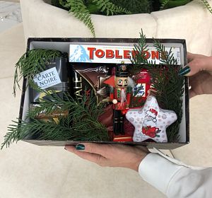 Новогодние букеты и композиции на стол из веток нобилиса — Подарочный набор Новогоднее удовольствие