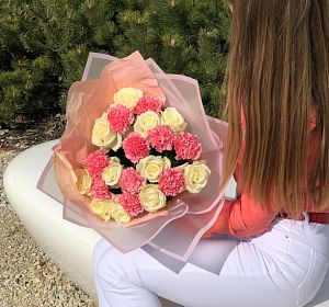Букеты белых роз — Нежные Диантусы