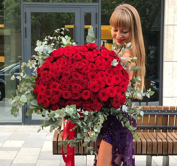 Букет цветов red queen (Роза Россия 70см Рэд Наоми по Акции и Эвкалипт) | Картинка №2