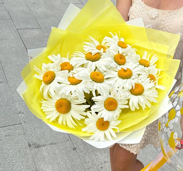 Коробка с цветами и конфетами букет теплый привет (Ромашка садовая одноголовая и Упаковка для цветов) | Картинка №3