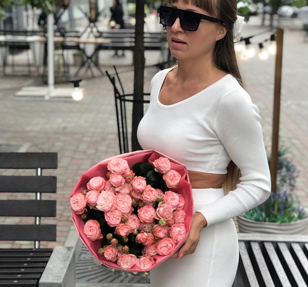 Букет цветов 9 кустовых роз (Роза кустовая 50 см и Упаковка для цветов) | Картинка №2