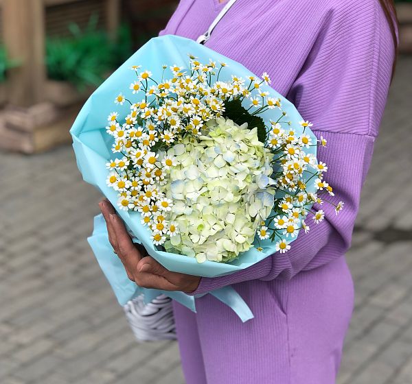 Букет цветов сливочный аромат (Гидрангея 50-60 см и Матрекария) | Картинка №2