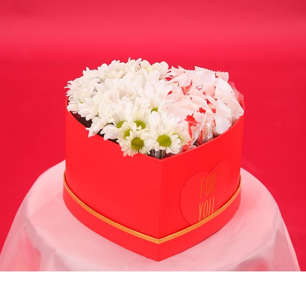 Букет цветов валентинка из ромашек (Хризантема кустовая и Конфеты Raffaello (коробка)) | Картинка №2
