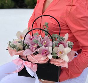 Букет из розовых цветов — Дикая орхидея
