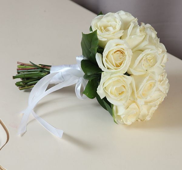 Букет цветов вечная любовь (Роза Эквадор 40см микс и Рускус) | Картинка №5