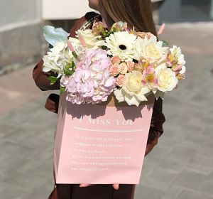 Цветы в коробках — Нежность в руках