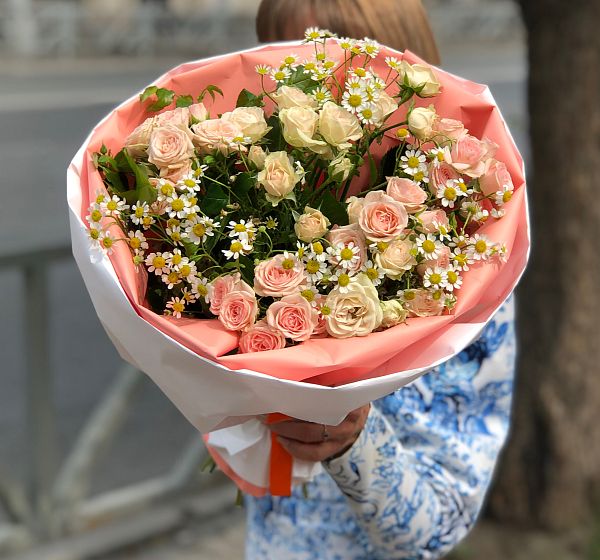 Букет цветов медовые оттенки (Роза кустовая 50 см и Матрекария) | Картинка №2