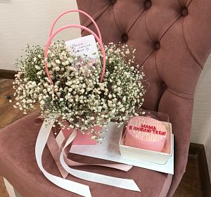 Цветы в пакете — Подарочный набор Сумочка с тортиком