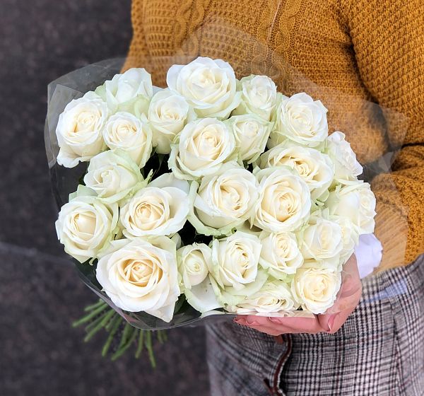 Цветы для женщины, девушки, матери, дочери и других значимых людей - 25 белых роз | Картинка №3