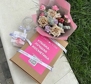 Композиции из цветов и конфет — Подарочный набор Flower Box нежность