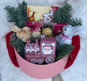 Новогодние букеты и композиции на стол из веток нобилиса — Подарочный набор Снеговик со сладостями