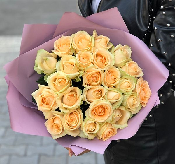 Букет цветов 25 кремовых роз (Роза Россия 50 см Цветная по Акции и Упаковка для цветов) | Картинка №4