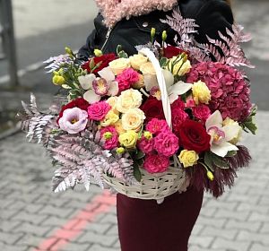 Корзины с цветами — Цветы в корзине Малиновый рассвет