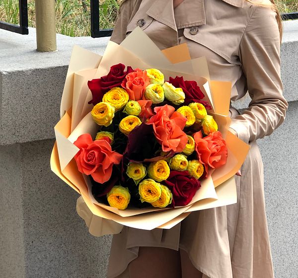 Букет цветов осенняя элегия (Лист дуба крашеный (Куэркус) и Роза кустовая 50 см) | Картинка №3