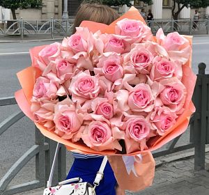 Букеты розовых роз — 25 персиковых роз
